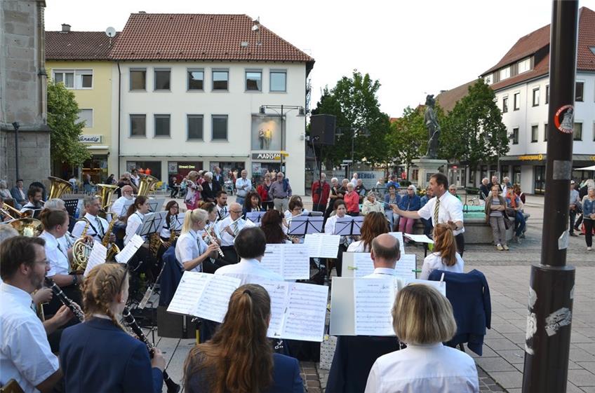Der Musikverein Balingen spielt auf dem Marktplatz