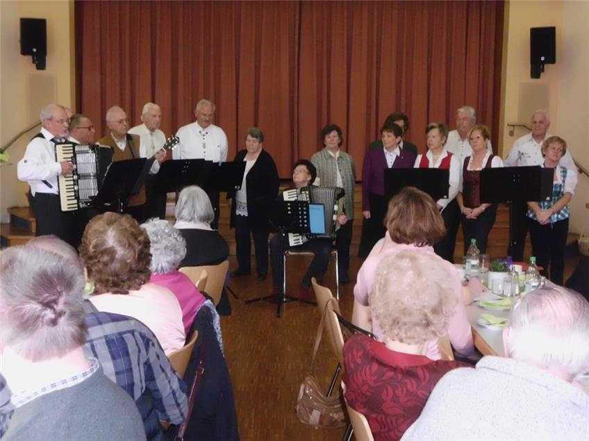 Der Singkreis Kasten begeistert die Heilig-Kreuz-Senioren
