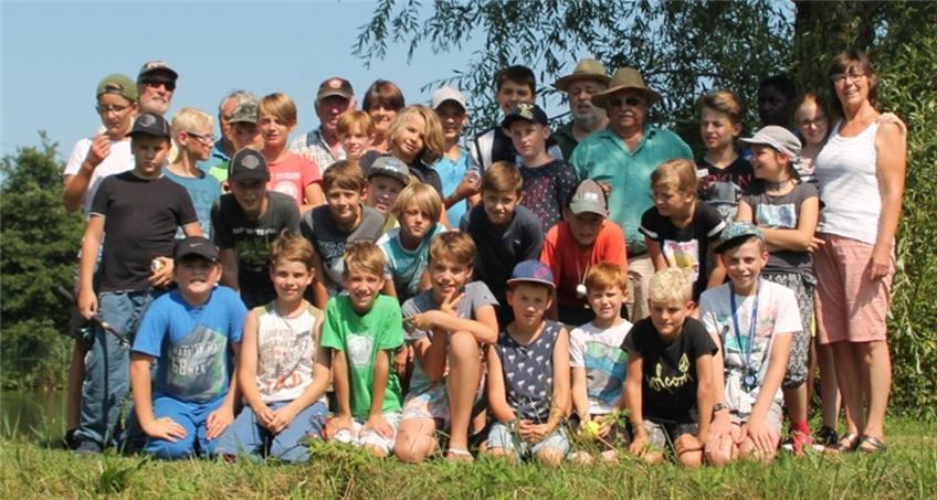 Ferienspielkinder informieren sich bei Fischergemeinschaft Pappelsee