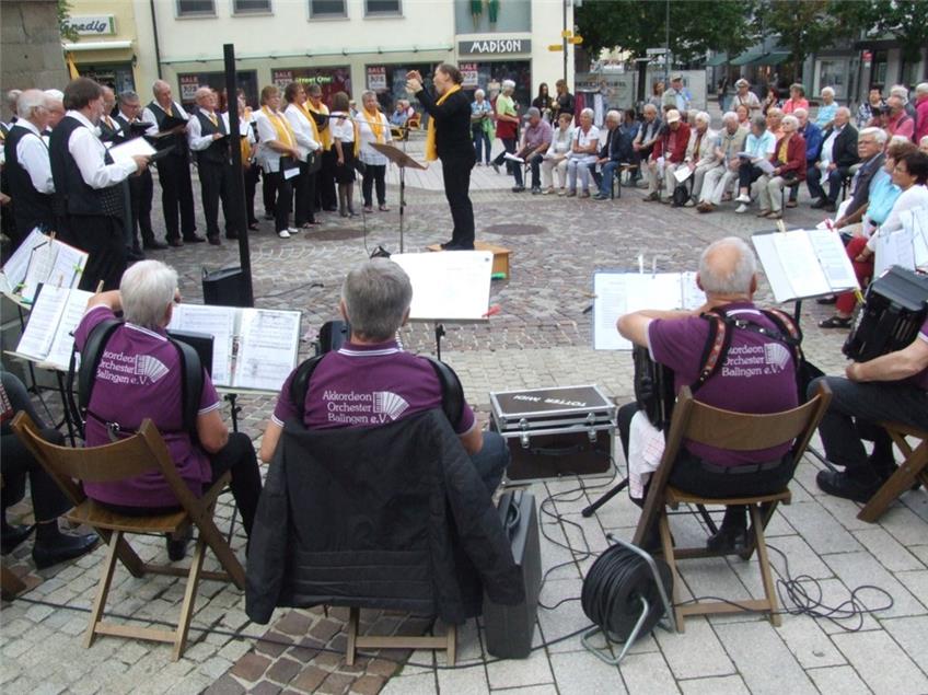 Der Sängerbund Balingen erfreut Passanten mit dem Marktplatzsingen