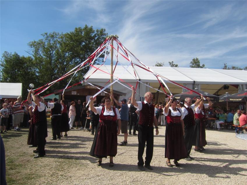 Die Volkstanzgruppe des Schörzinger Albvereins bereichert Dorffest