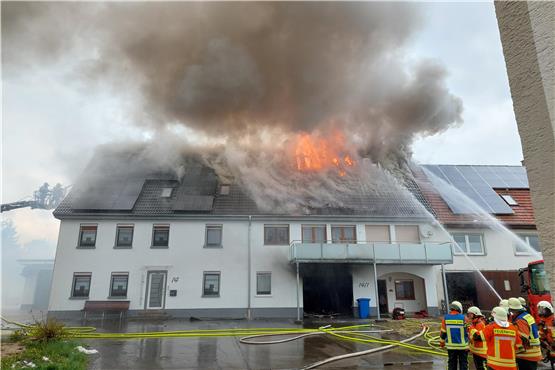 Feuer in Wohnhaus in Stetten am kalten Markt ausgebrochen – Retter bekämpfen mehrere Brände