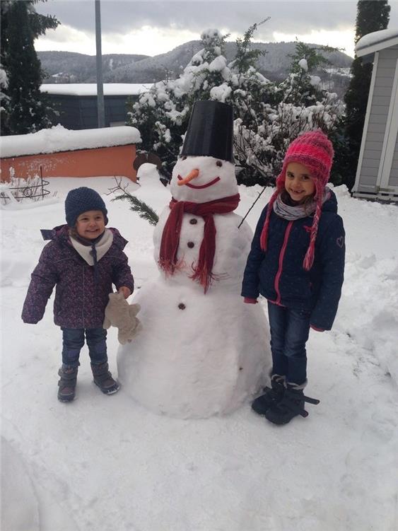 Ein fröhlicher Schneemann für Carla und Elisa