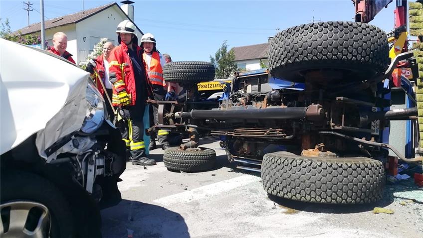 Traktor stürzt bei Unfall in Bisingen um 