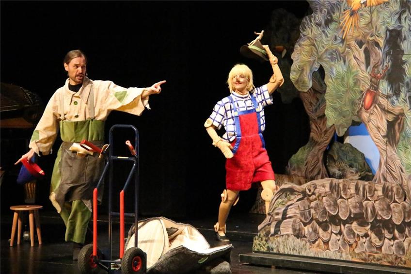 Pinocchio in Balingen: Ein kleiner italienischer Holzkopf singt und tanzt sich in die Kinderherzen