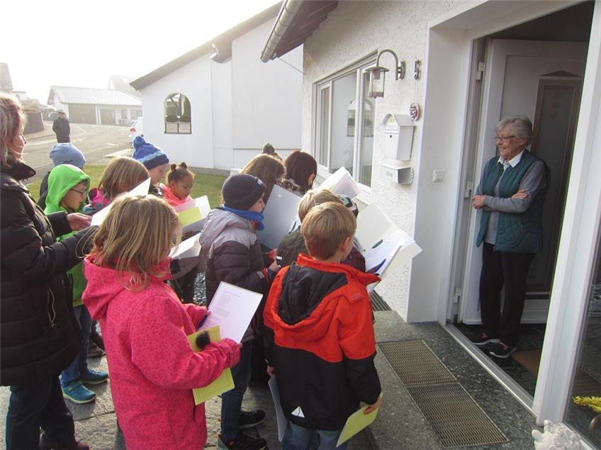 Vinz-Kinder singen vor den Häusern