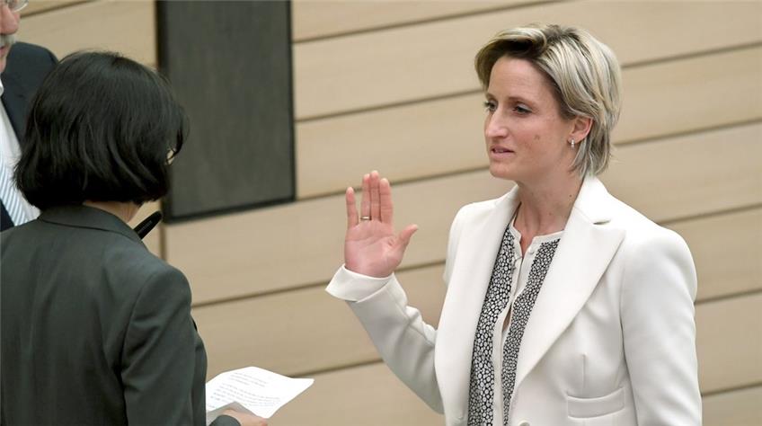 Dr. Nicole Hoffmeister-Kraut ist Wirtschaftsministerin: die Vereidigung im ZAK-Video