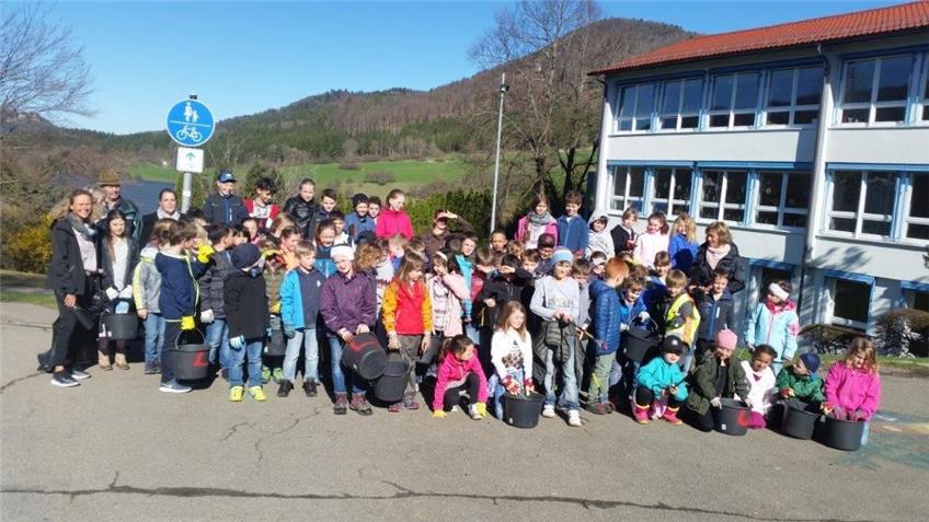 Schüler der Lautlinger Ignaz-Demeter-Schule putzen ihren Ort