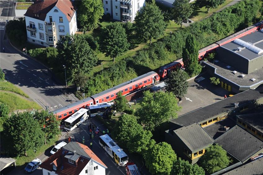 Zug erfasst Bus in Tuttlingen 