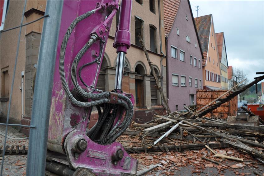 Ein Stück Schömberger Stadtgeschichte stirbt: Der Abriss des Stauss-Hauses hat begonnen
