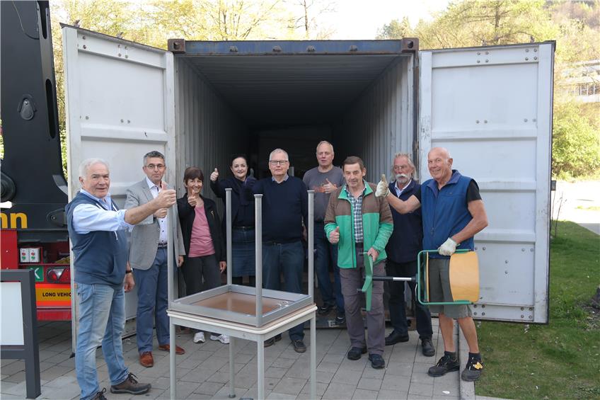 Von Albstadt nach Afrika: Arbeitskreis belädt einen Container mit Schultischen für Bisoro