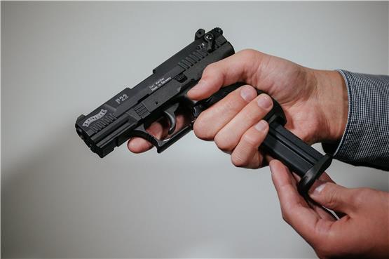 Aus dem Auto heraus: 57-Jähriger bedroht Jugendliche in Ebingen mit Waffe