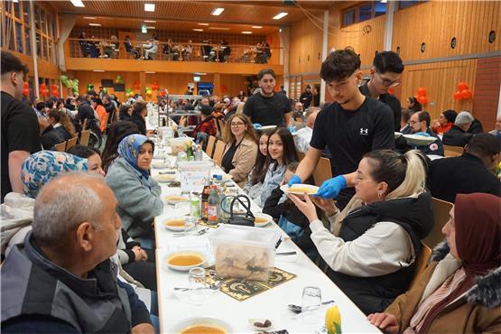 Zum ersten Mal sitzen beim Fastenbrechen in Schömberg auch Nicht-Muslime mit am Tisch